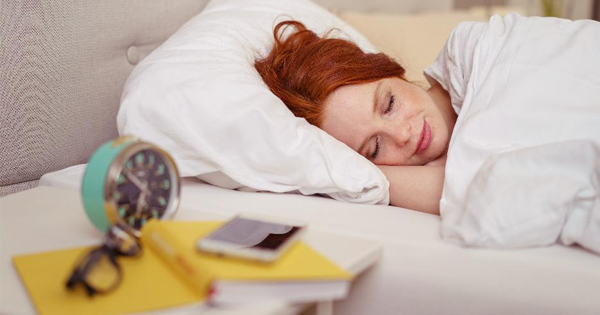 රෑට ඇඳුම් නැතුවම නිදා ගන්න එක නියමයිලු | 4 Reasons Sleeping Naked Makes You Healthier And Wealthier