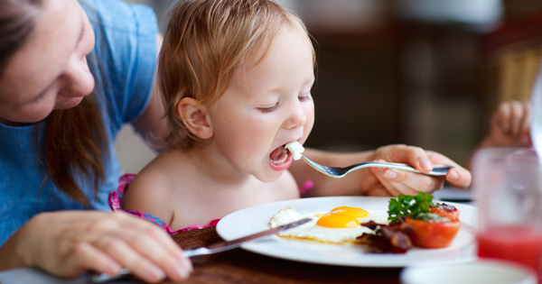 තරවටු නොකර දරුවන්ට කෑම කවන කලාව හැම මවක්ම දැන ගත යුතුයි | A mom should know how to feed her child