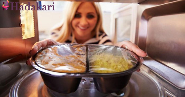 මේ වගේ ආහාර මයික්‍රොවේව් එකේ රත් කළොත් විෂ වෙන්න පුලුවන් | Do not heat these food in microwave
