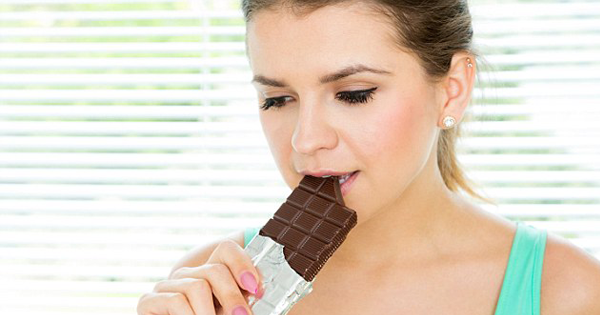 දවසකට chocolate පෙති 2-3 ක් ආහාරයට ගැනීමෙන් ලැබෙන ප්‍රතිපල ඇහුවොත් ඇත්තටම ඔබ පුදුම වේවි | Proven Health Benefits of Dark Chocolate